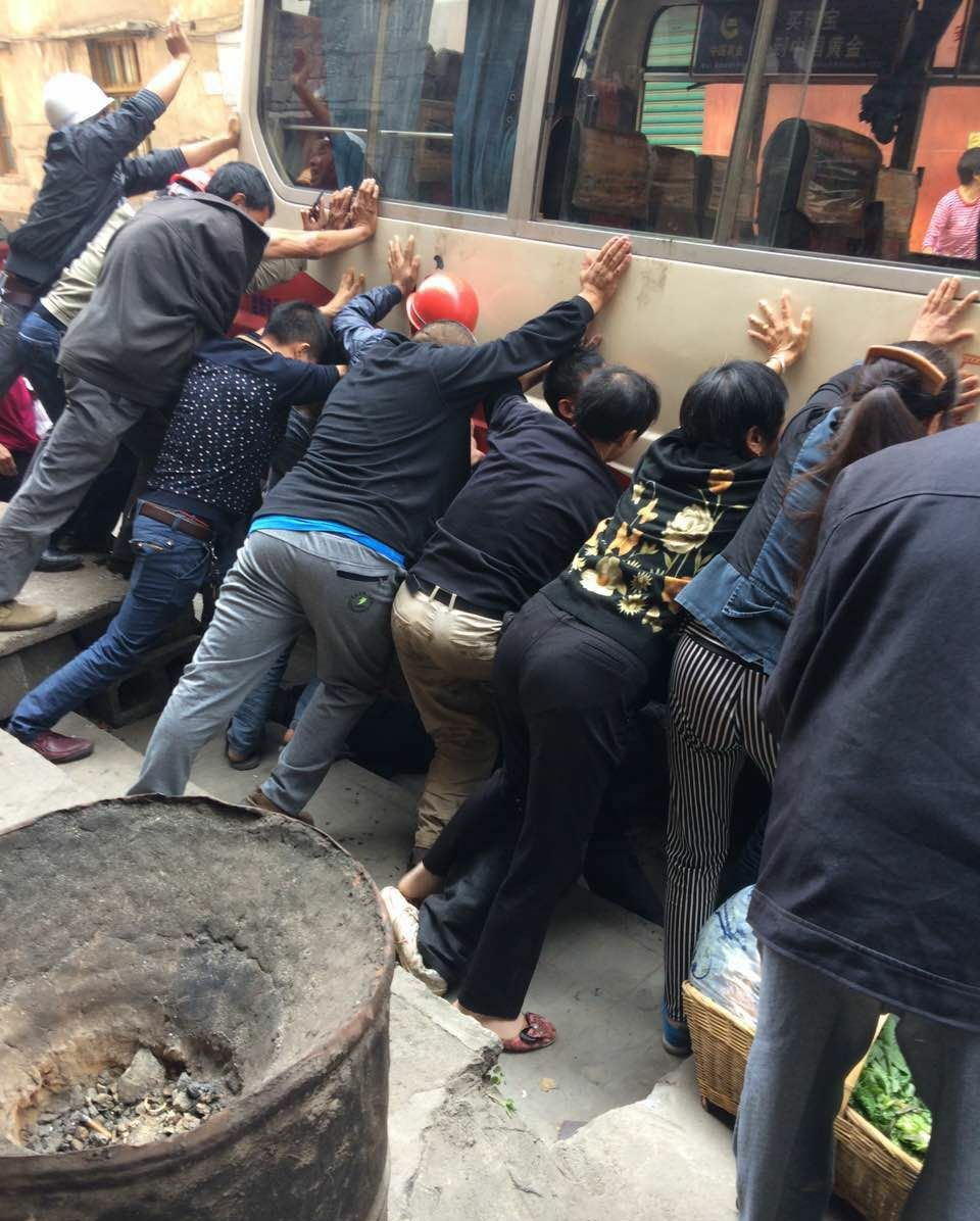 重慶市民抬車救老人 可惜沒有螺旋千斤頂